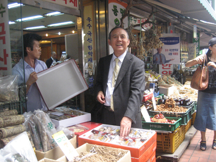郭来旺参观韩国药材市场